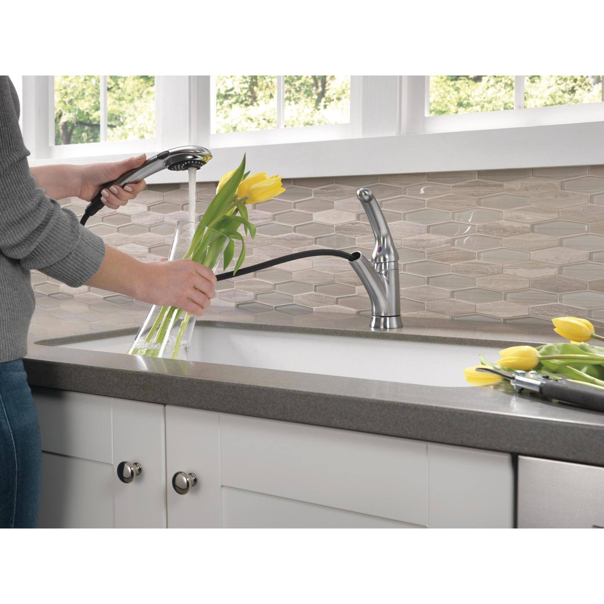 Delta 470-WH-DST Signature Single Handle Pull-Out Kitchen Faucet White - Image 5