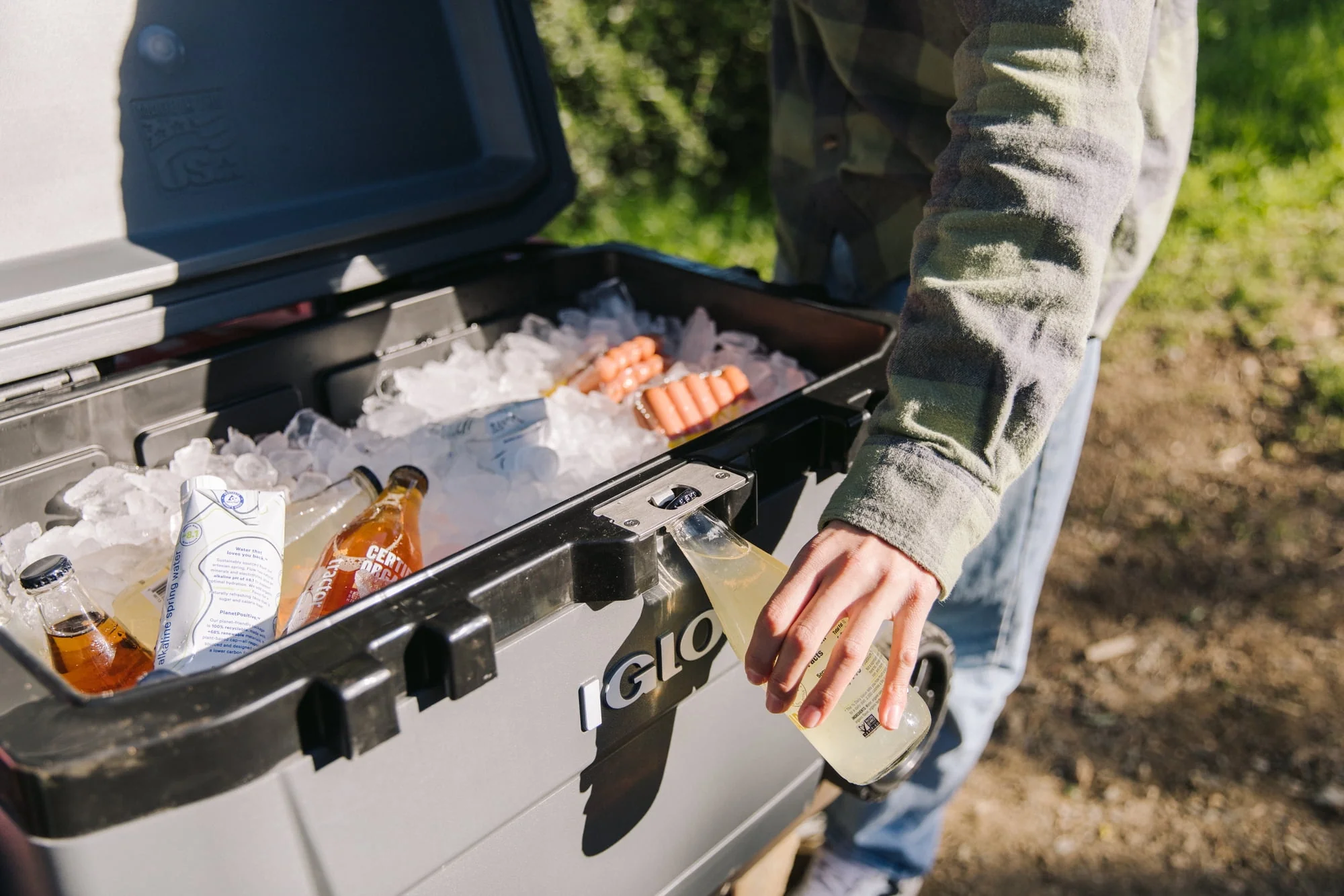 Igloo Overland 72 Quart Ice Chest Cooler with Wheels, Gray (31 x 18 x18) - Image 5